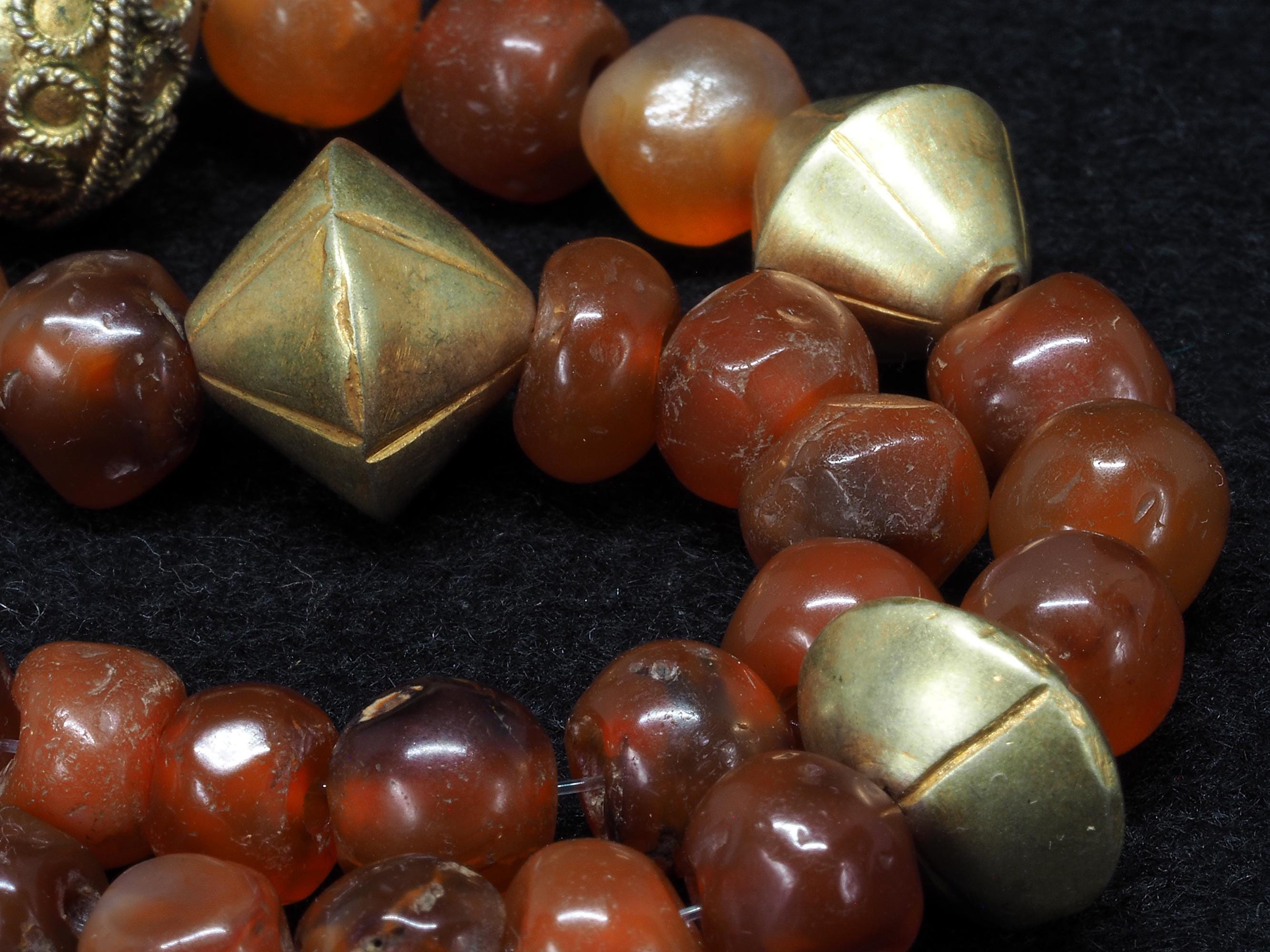 アンティークカーネリアンビーズ アンティークの縞模様の瑪瑙カーネリアンビーズ数珠、カンボジア