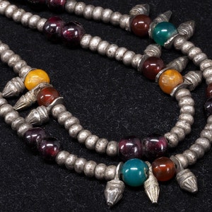 Collana antica in argento saharauiano, cristallo di rocca granato e perle fenoliche. 19”. Guelmim, Marocco. Gioielli tribali ed etnici