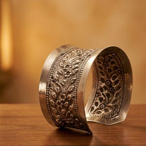 Brazalete antiguo de plata tailandesa repujada / Diseño floral de filigrana detallado / Hecho a mano y con sello de autenticidad
