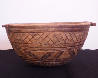 Antique engraved wooden bowl with metal repairs. Tuareg, North Niger