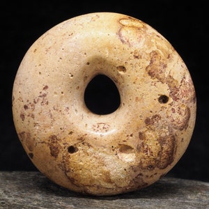 Antico disco di pietra. Ø 34 mm. Mauritania. Africa occidentale. Gioielli tribali ed etnici