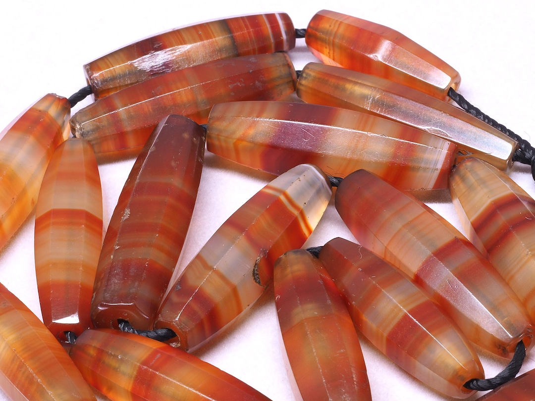 アンティークのカーネリアン縞瑪瑙ビーズ連。23インチ。1800年代