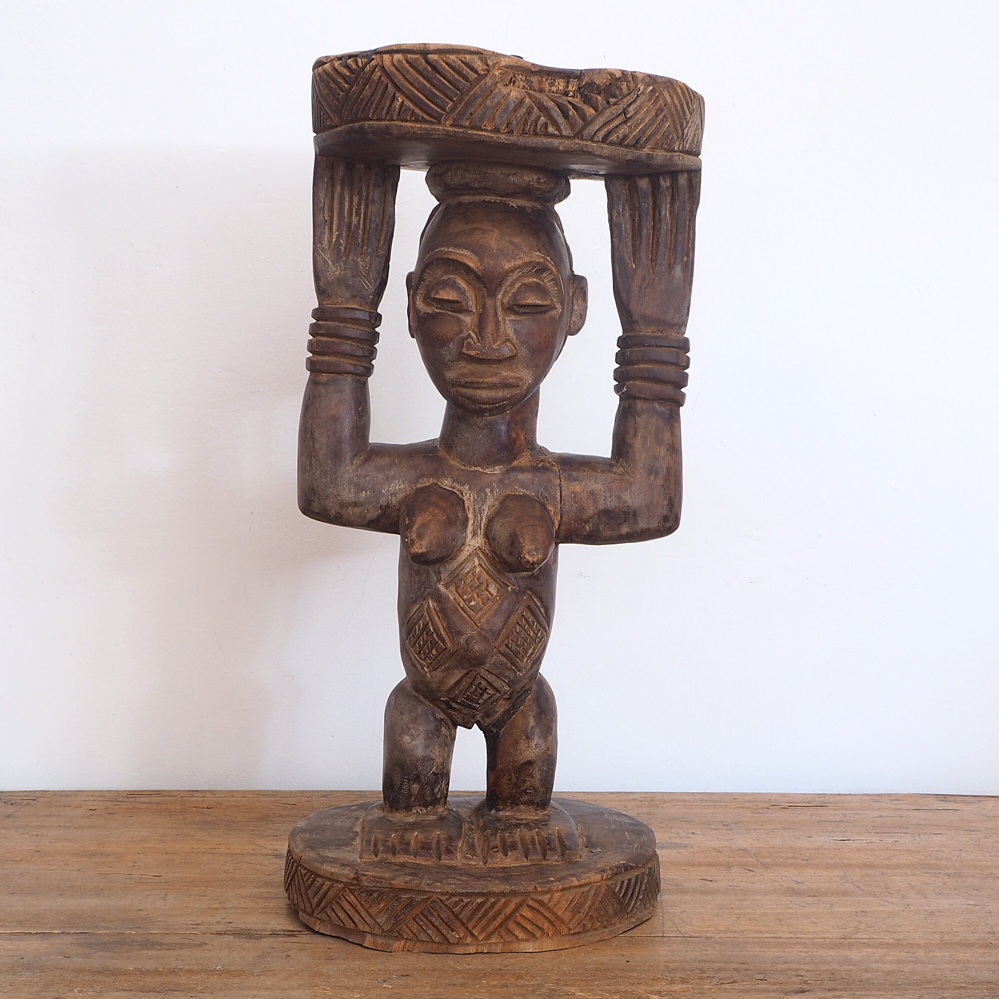 Vintage Mid Century Hocker aus Holz. Demokratische Republik Kongo, Afrika. Stammes-, ethnographisch
