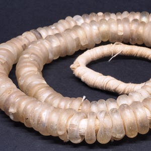Filo di perle di vetro antico olandese a forma di ciambella. 23’’. 1800. Germania. Commercio africano. Gioielli tribali ed etnici.