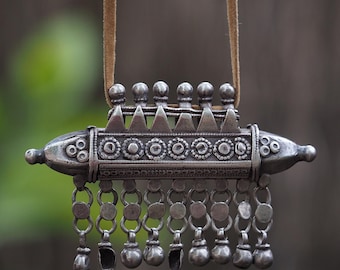 Antik Rajasthan Silver Amulettbehållare | Tribal Indisk Talisman | Etniska Smycken, Vintage Boho Halsband