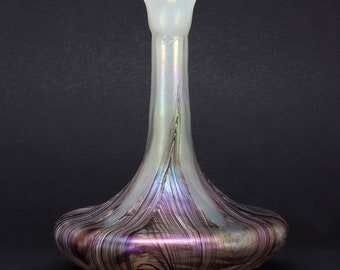 Wilhelm Kralik Sohn Art Nouveau iridiscent glass vase. Early 1900s, Bohemia, Czeck Republic