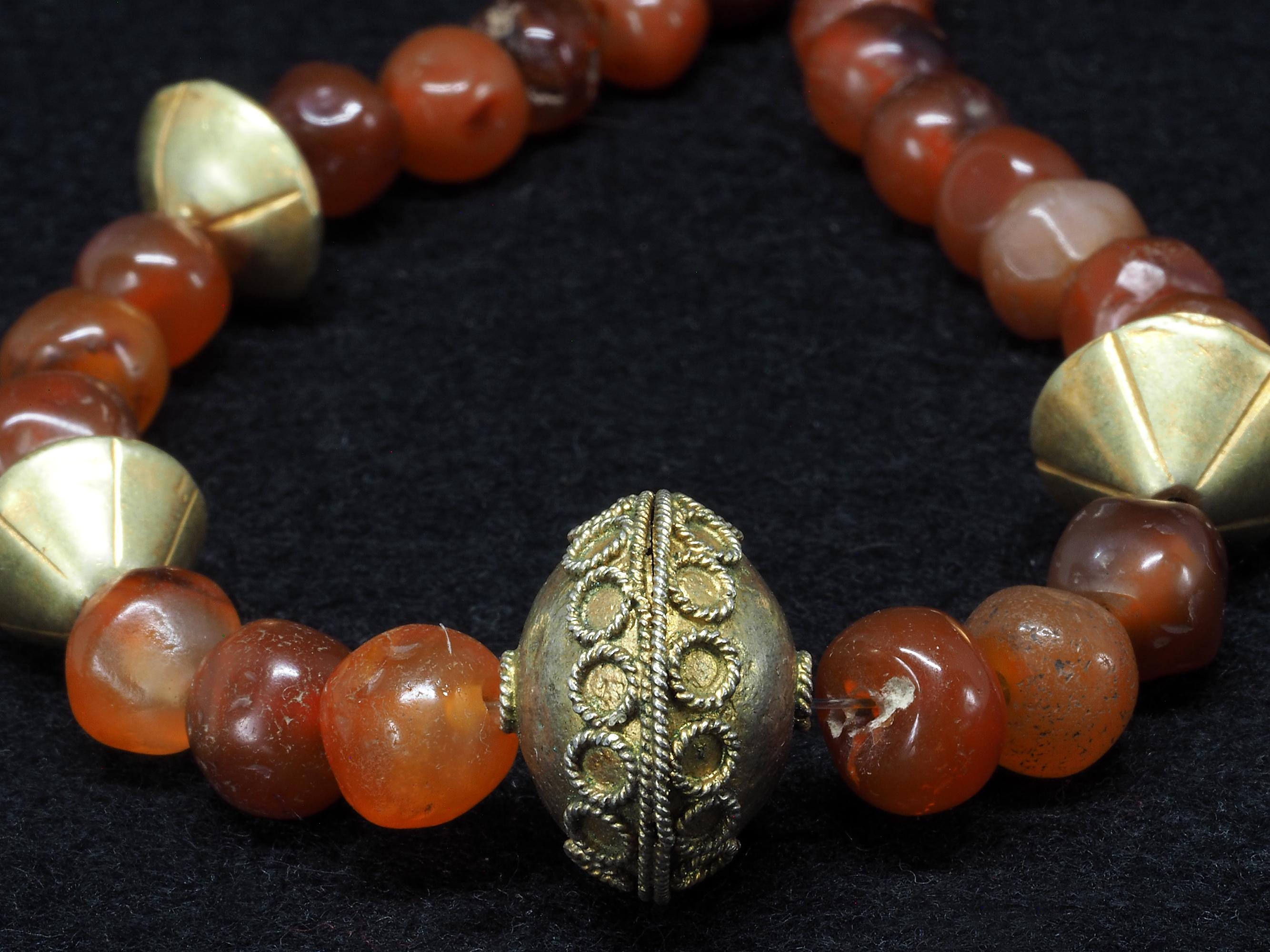 アンティークカーネリアンビーズ アンティークカーネリアンと金メッキシルバーのビーズストランド