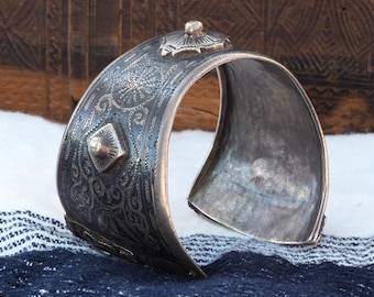 Antique Silver Berber Bracelet – Hand Engraved Tribal Cuff, Morocco Late 19th Century