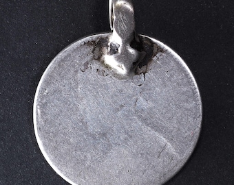 Antik silverhänge med mynt från drottning Victoria, kejsarinnan, en rupie. Brittiska Indien.