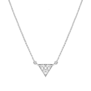 Op de afbeelding: Een zilveren ketting met een klein, driehoekig hangertje dat bedekt is met kleine, heldere steentjes.