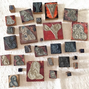 Heleboel 30 Vintage Franse Stempels Monogram Eerste namen Afdrukken Blokletters Trousseau Borduurpatroon stempels
