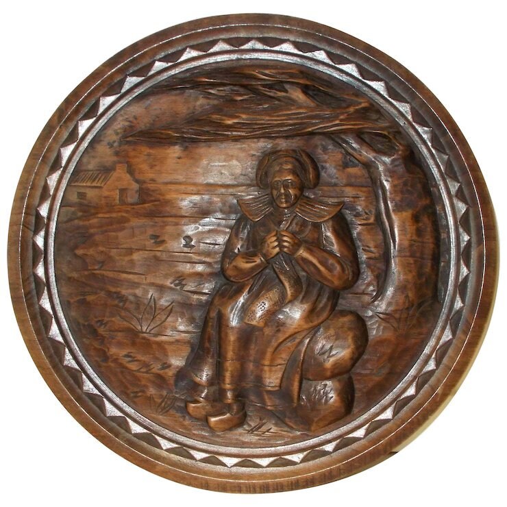 Au Début Du 20E Siècle Français de Sculpture, Plaque en Bois Sculpté. Sculptée La Dame Traditionnell