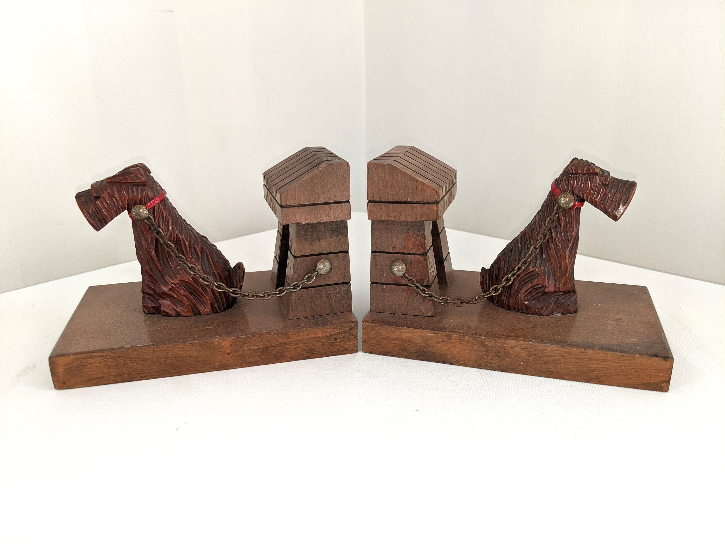 Livres en Bois Du Début Milieu Siècle, Terriers Assis Devant Leur Chenil. Livres Vintage Français Do