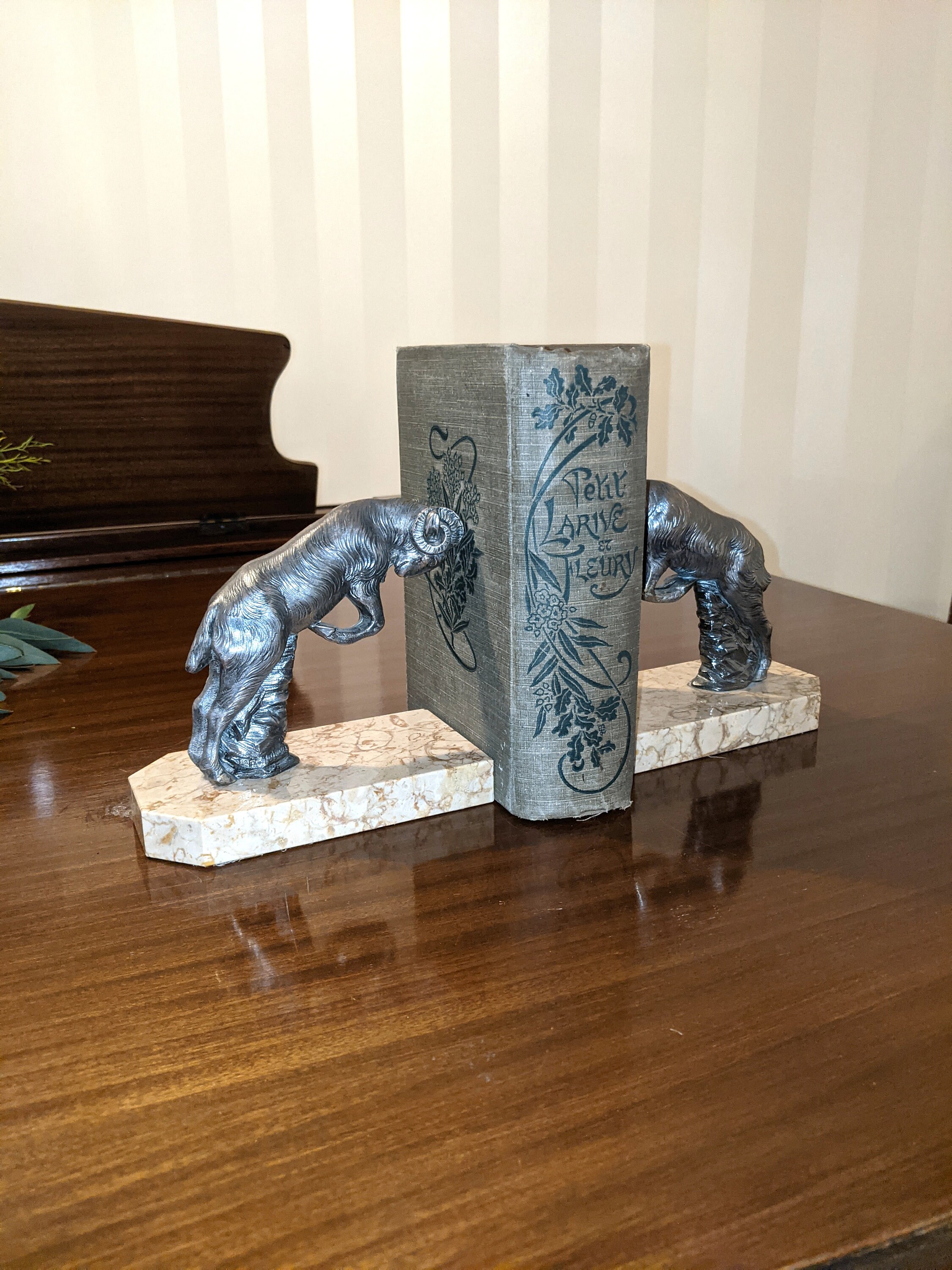 Ram Bookends de M. Moreau. Spelter sur Marble Français Bookends.