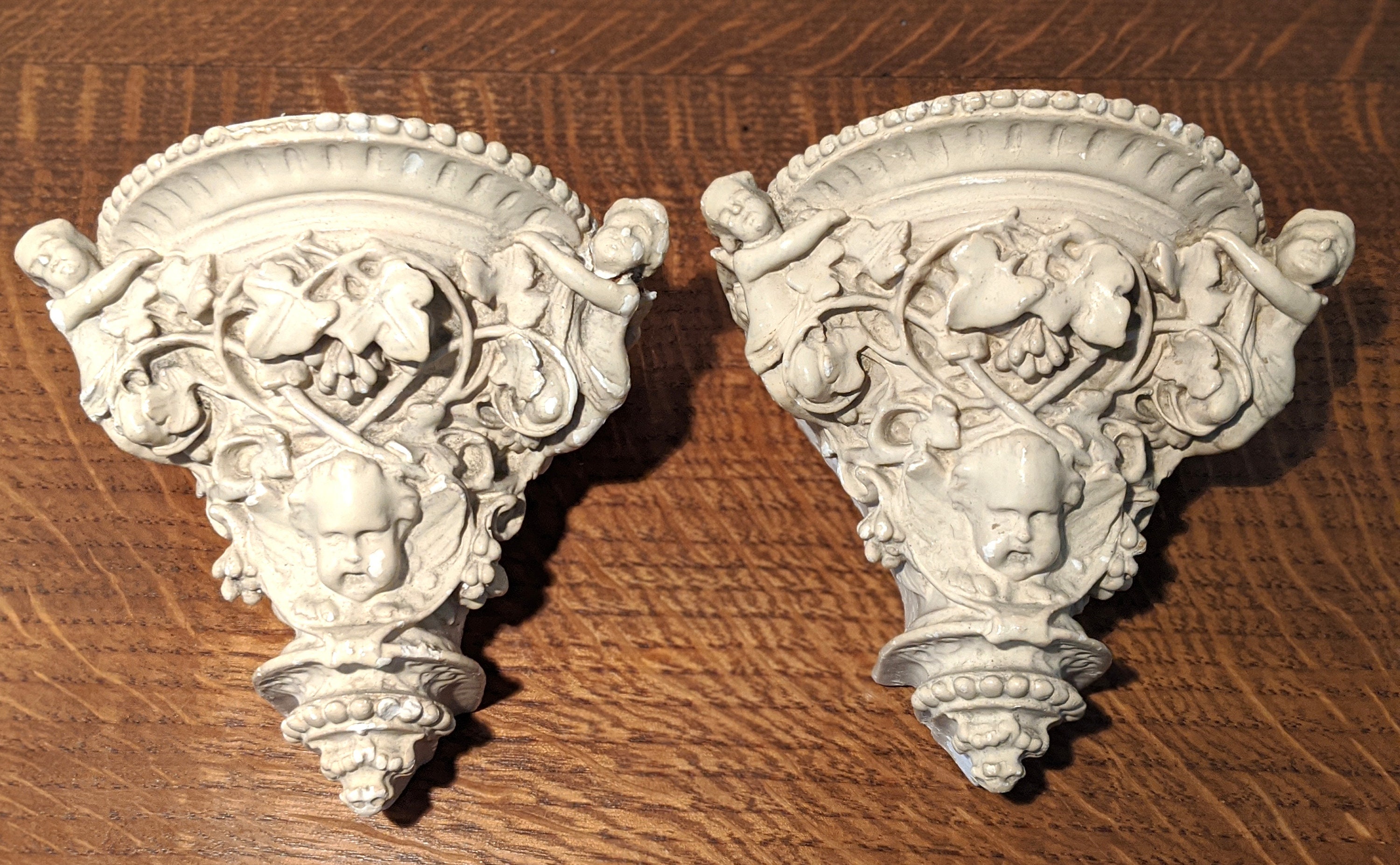 Paire de Petites Étagères Antiques Français Corbels avec Putti Angels Scrolling Ivy