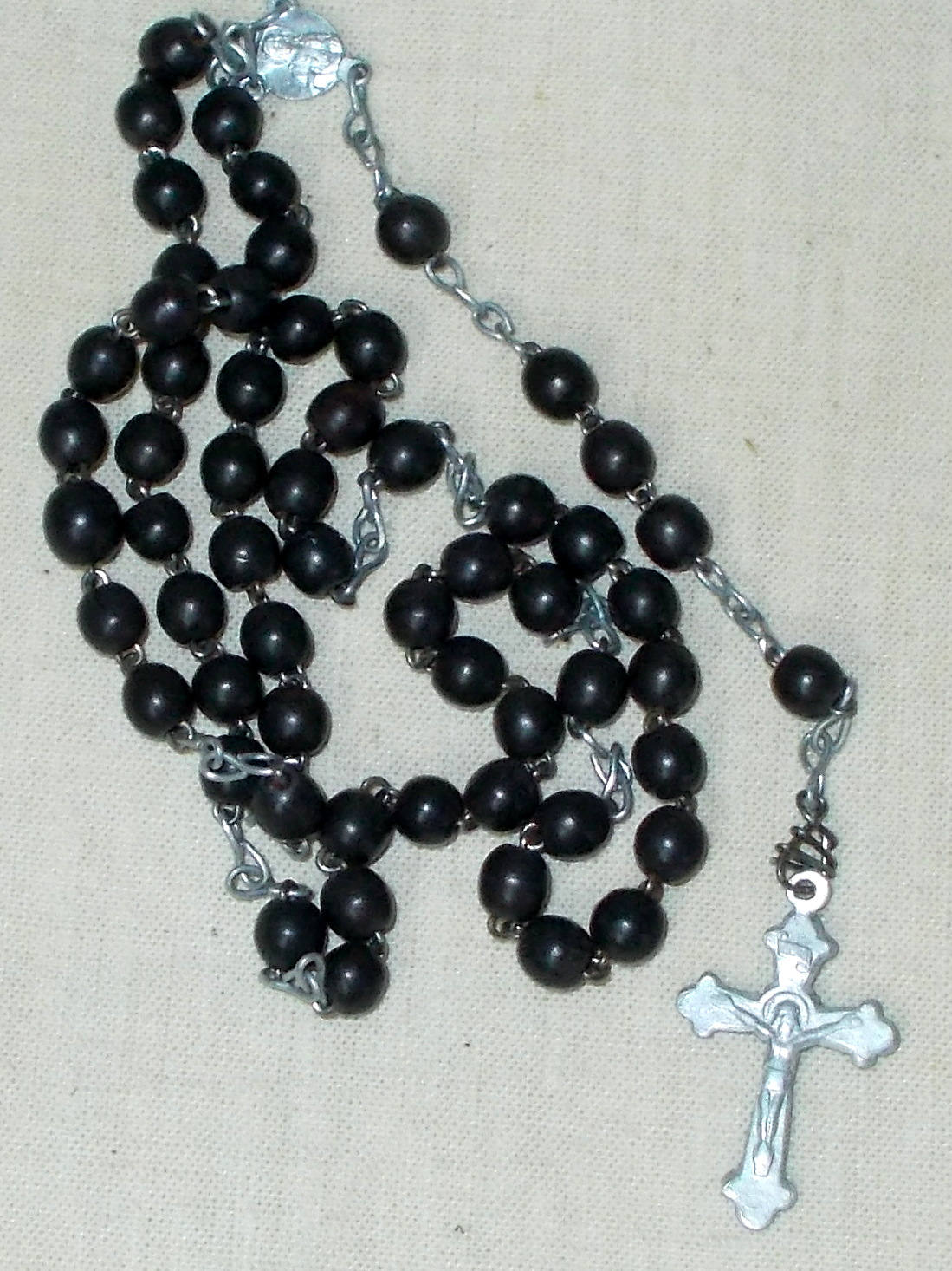 Petit Chapelet de Perles Noires et Chaîne en Métal Argenté.