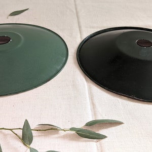 2 x lampada da soffitto vintage francese in smalto verde e bianco degli anni &#39;40/&#39;50, paralume industriale, lampada da lavoro, per officina