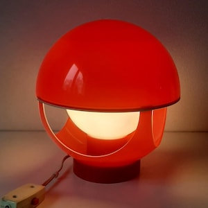 Lámpara de mesa Estoplast Space Age roja de Laine Linnas / Lámpara OVNI de los años 70 / Iluminación modernista