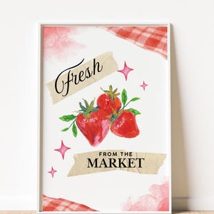 Peut inclure: Un fond blanc avec un motif à carreaux rouge et blanc, des lavis roses et une illustration dessinée à la main de trois fraises rouges avec des feuilles vertes. Le texte "Fresh from the Market" est écrit en noir sur une étiquette en papier brun.