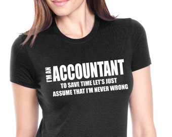 Puede incluir: Camiseta negra con texto blanco que dice "Soy un contable. Para ahorrar tiempo, supongamos que nunca me equivoco."