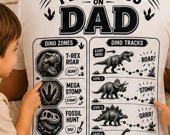 Camiseta para o papai com estampa de tapete de atividades de dinossauros, zonas interativas de dinossauros e pegadas nas costas.