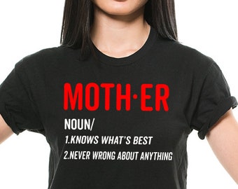 Puede incluir: Camiseta negra con un gráfico rojo que dice "MOTH.ER" y define la palabra como un sustantivo con dos definiciones: 1. Sabe lo que es mejor, 2. Nunca se equivoca.
