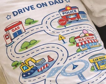 Camiseta "Tapete de Brincar para o Papai", Mapa da Cidade com Carrinhos de Brinquedo nas Costas, Presente Sem Telas