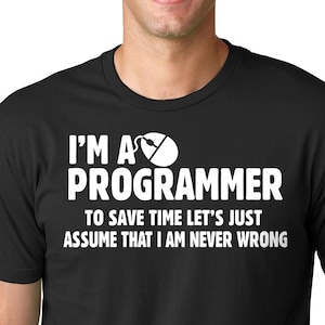 Może przedstawiać: Czarny T-shirt z białym tekstem, który brzmi "Jestem programistą, żeby zaoszczędzić czas, załóżmy po prostu, że nigdy się nie mylę". Biała ikona myszy komputerowej znajduje się nad słowem "programista".