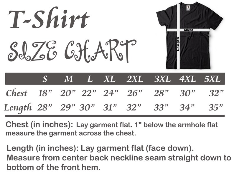 Pu&ograve; includere: Tabella delle taglie per t-shirt con misure in pollici per il petto e la lunghezza. Le taglie vanno dalla S alla 5XL.