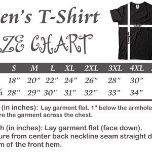Op de afbeelding: Maattabel voor een T-shirt met metingen in inches voor borst en lengte. De maten vari&euml;ren van S tot 5XL.