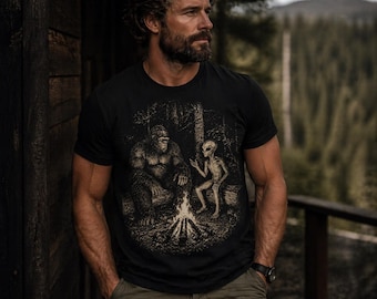 Camiseta Bigfoot para fogueira, camiseta de acampamento com OVNIs e Sasquatch, parques nacionais à noite, camiseta vintage de trilha com criptídeos, presente para o pai que gosta de atividades ao ar livre.