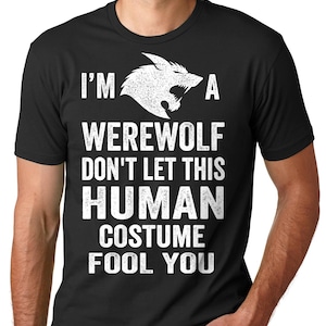 Puede incluir: Una camiseta negra con un gráfico blanco desgastado de un hombre lobo con el texto "I'm a Werewolf Don't Let This Human Costume Fool You."