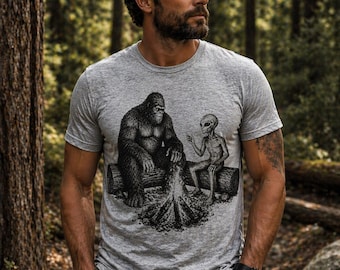 Camiseta com estampa de fogueira do Pé Grande, camiseta de acampamento com OVNIs e Sasquatch, parques nacionais à noite, camiseta vintage de trilha com criptídeos, presente para o pai