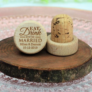 Personalized wine stopper engraved number 43 design, perfect for rustic style weddings, wedding favors and wedding party favors, made of wood and cork, on a wooden base with decorative flowers. An excellent gift for guests and decoration for weddings