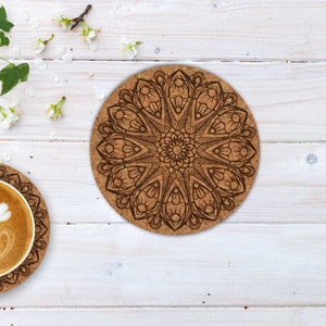 Cork coasters engraved with a mandala style, used for coffee, tea and any beverage. 100% natural cork. Ideal for your home, parties and rustic weddings. An excellent gift for your friends and loved ones