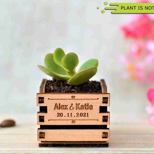 Engraved personalized mini pots, used for wedding favors, rustic style wedding decorations and your home. It is made of wood, with a succulent plant on a wooden table decorated with flowers. An excellent gift for guests and all your loved ones.