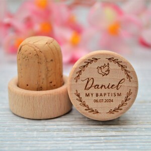 Personalized wine stopper, perfect for Baptism, First Communion and Confirmation, made of wood and cork. An excellent gift for guests and wedding decorations.