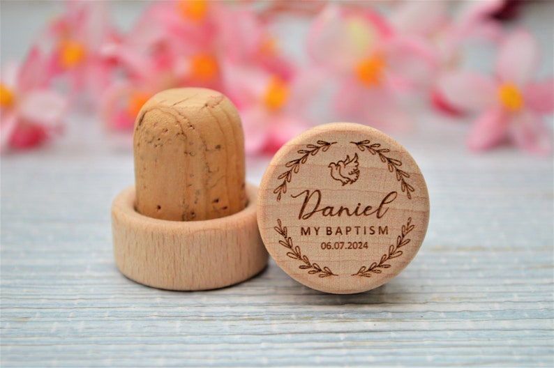 Personalized wine stopper, perfect for Baptism, First Communion and Confirmation, made of wood and cork. An excellent gift for guests and wedding decorations.