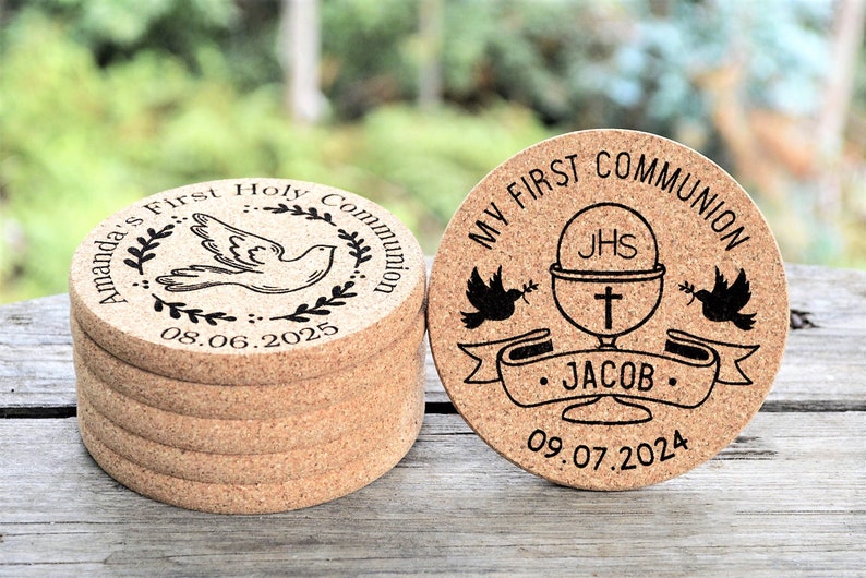 Personalized engraved cork coasters, used for first communion parties. They are made of high quality natural cork. On a wooden table. An excellent gift for guests and loved ones.