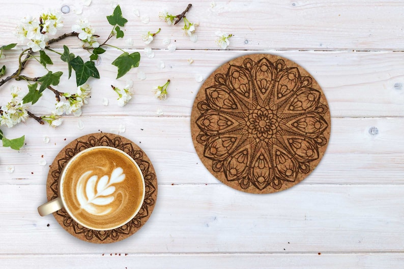 Cork coasters engraved with a mandala style, used for coffee, tea and any beverage. 100% natural cork. Ideal for your home, parties and rustic weddings. An excellent gift for your friends and loved ones