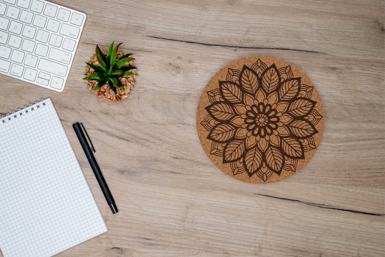 Cork coasters engraved with a mandala style, used for coffee, tea and any beverage. 100% natural cork. Ideal for your home, parties and rustic weddings. An excellent gift for your friends and loved ones