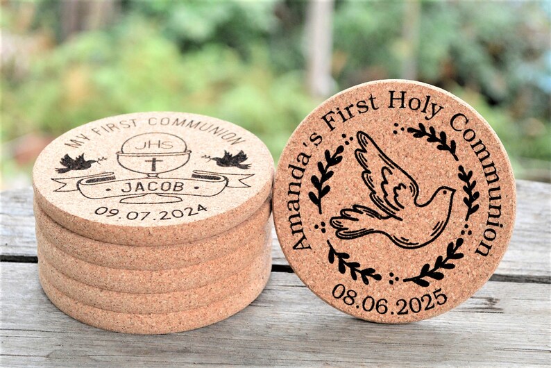 Personalized engraved cork coasters, used for first communion parties. They are made of high quality natural cork. On a wooden table. An excellent gift for guests and loved ones.