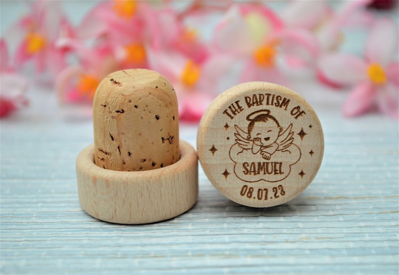 Personalized wine stopper, perfect for Baptism, First Communion and Confirmation, made of wood and cork. An excellent gift for guests and wedding decorations.