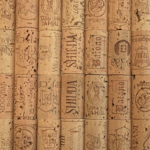 Puede incluir: Primer plano de una colección de tapones de botella de vino de corcho con varios diseños y textos, incluyendo "Villa Kubimets", "Shilda Winery", "Zabityi Ta Hell", "Logodaj" y "Podgorica".