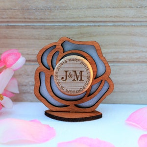 Personalized wine stopper, with a rose-shaped base and pearl paper. Design 19, they are perfect for rustic weddings, country weddings, wine themed parties, party favors and anniversaries. An excellent gift for guests and loved ones.