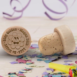 Personalized wine stopper, perfect for birthday parties and anniversaries, made of wood and cork. An excellent gift for guests and wedding decorations.