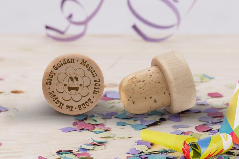 Personalized wine stopper, perfect for birthday parties and anniversaries, made of wood and cork. An excellent gift for guests and wedding decorations.