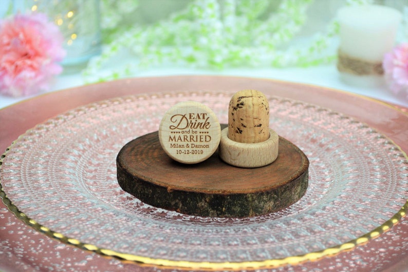 Personalized wine stopper engraved number 43 design, perfect for rustic style weddings, wedding favors and wedding party favors, made of wood and cork, on a wooden base with decorative flowers. An excellent gift for guests and decoration for weddings