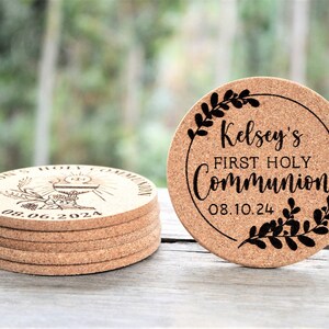 Personalized engraved cork coasters, used for first communion parties. They are made of high quality natural cork. On a wooden table. An excellent gift for guests and loved ones.
