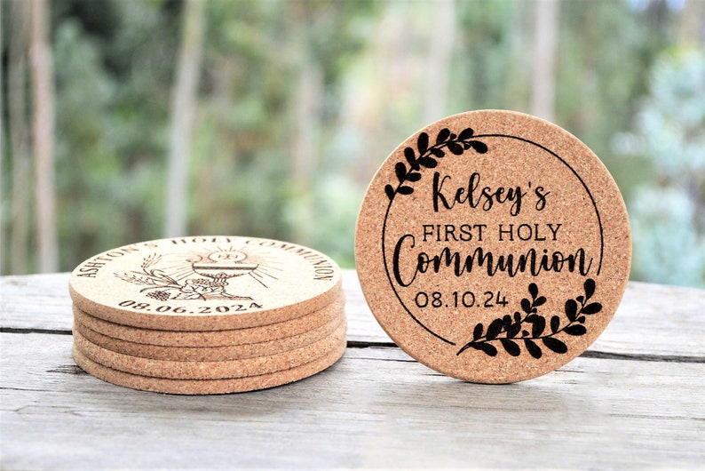 Personalized engraved cork coasters, used for first communion parties. They are made of high quality natural cork. On a wooden table. An excellent gift for guests and loved ones.